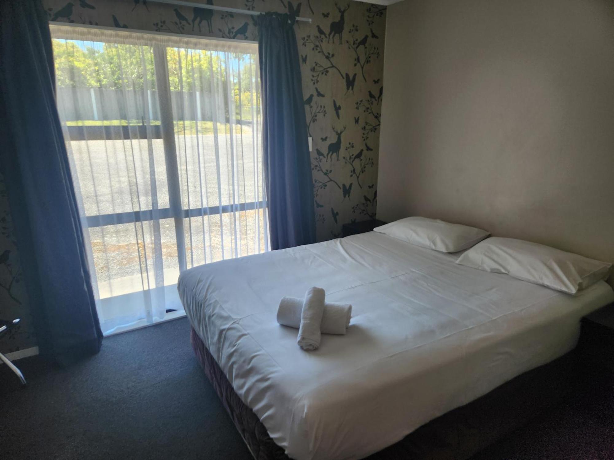 Stag Park Accommodation Таупо Екстериор снимка
